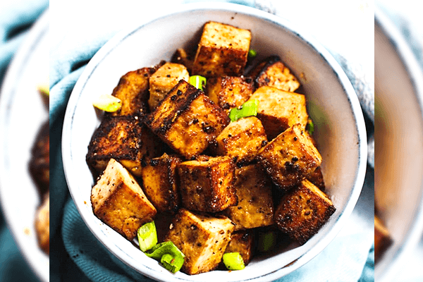 ¿El tofu necesita ser refrigerado después de cocinar?